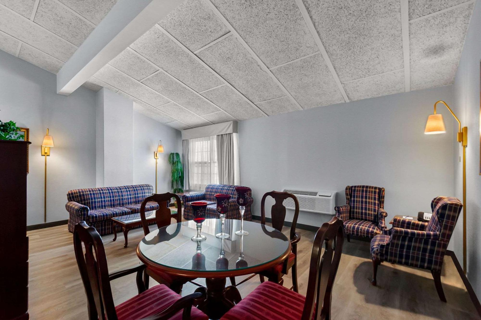 Clarion Inn Falls Church-Arlington Bagian luar foto