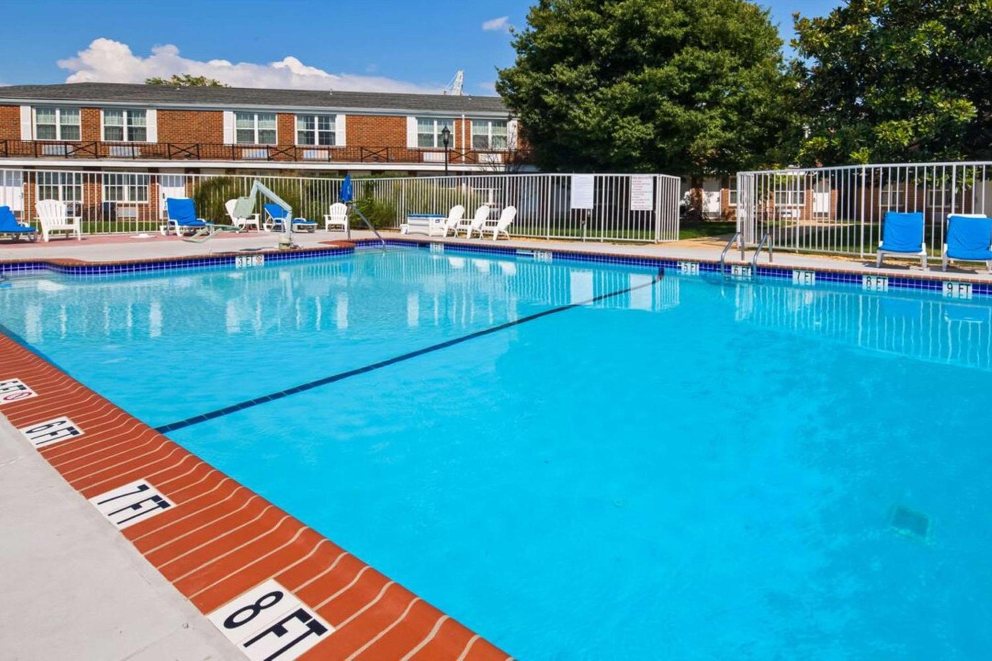 Clarion Inn Falls Church-Arlington Bagian luar foto