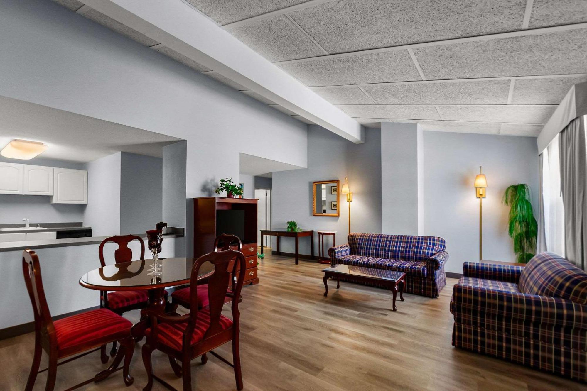 Clarion Inn Falls Church-Arlington Bagian luar foto