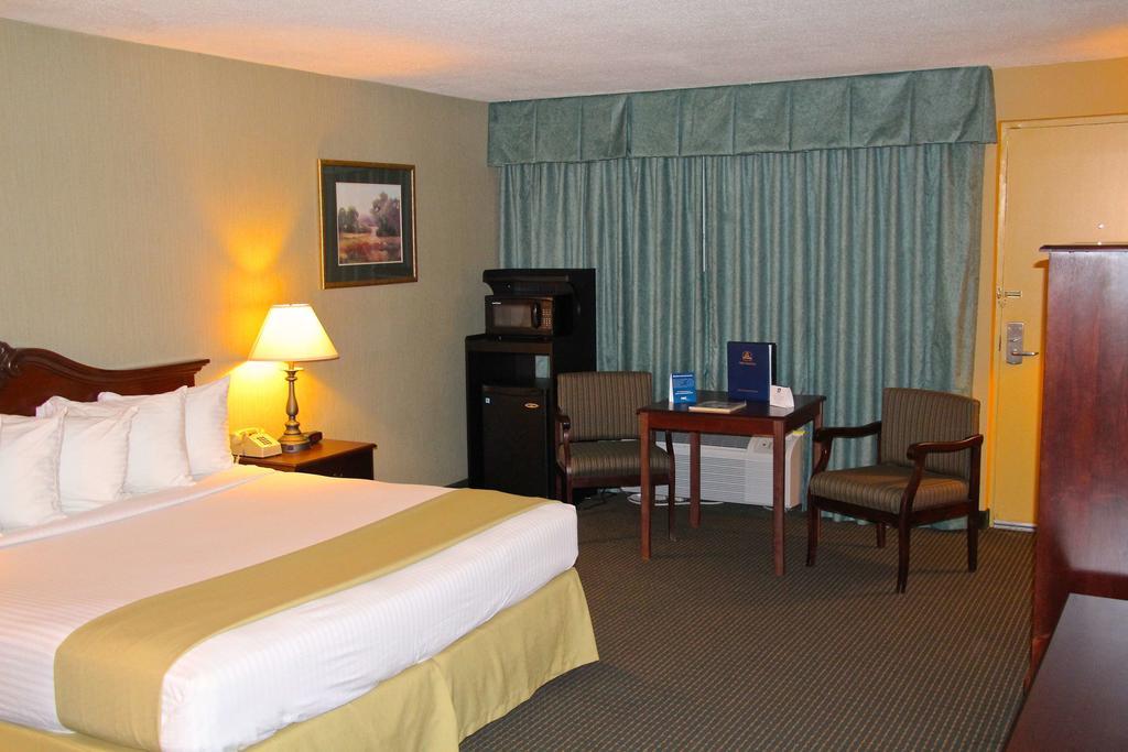 Clarion Inn Falls Church-Arlington Bagian luar foto
