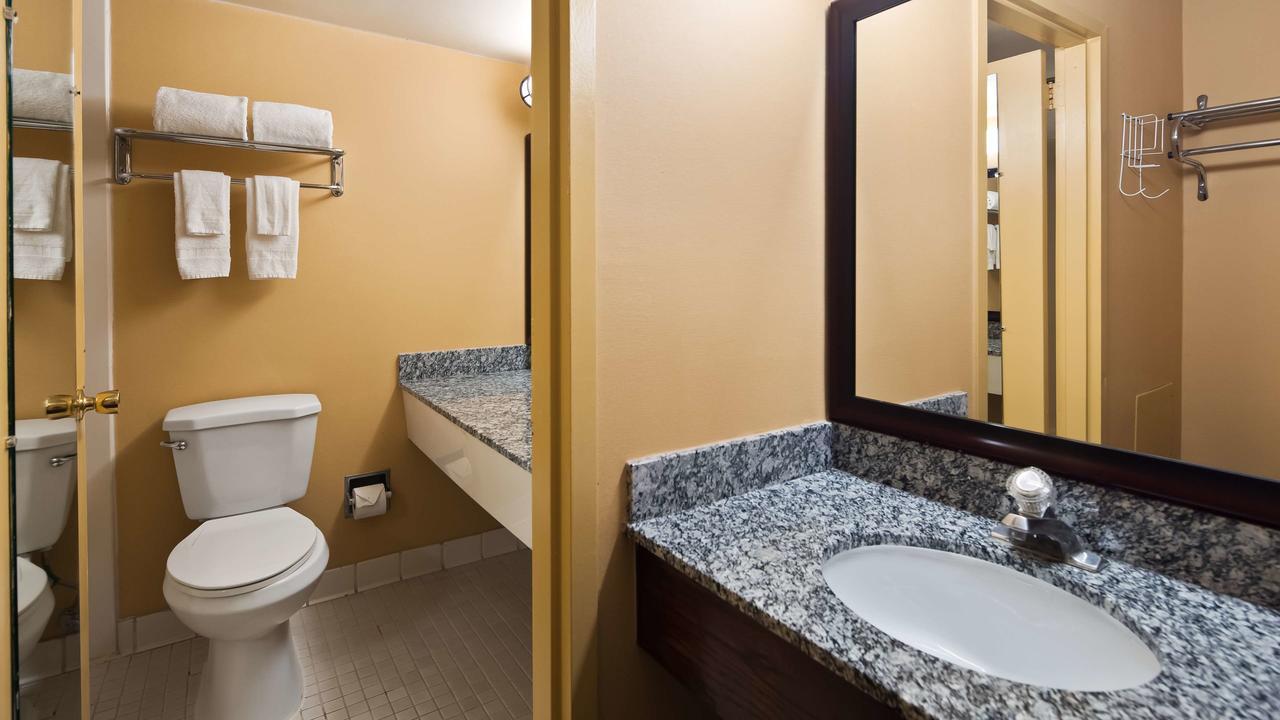 Clarion Inn Falls Church-Arlington Bagian luar foto