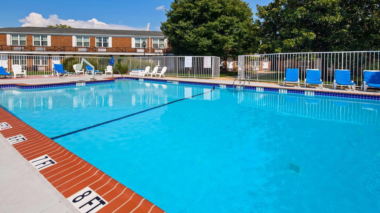 Clarion Inn Falls Church-Arlington Bagian luar foto